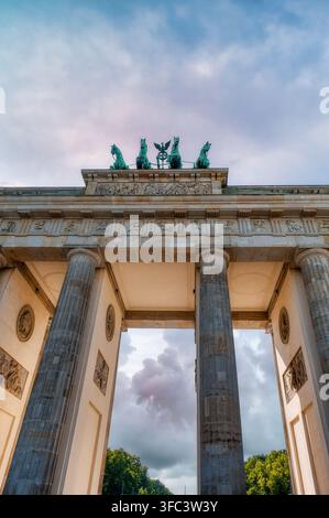 La porte de Brandebourg est un monument néoclassique du XVIIIe siècle situé à Berlin. Banque D'Images
