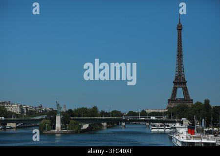 Statue de la Liberté et tour Eiffel à Paris, France, vue paysage large Banque D'Images