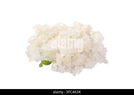 Champignon tremella blanc isolé sur fond blanc avec une petite feuille verte. Banque D'Images