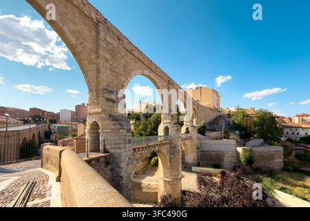 Vue des arches en pierre de l'aqueduc de la Renaissance de Los Arcos à Teruel, Aragon Espagne. Photo de haute qualité Banque D'Images