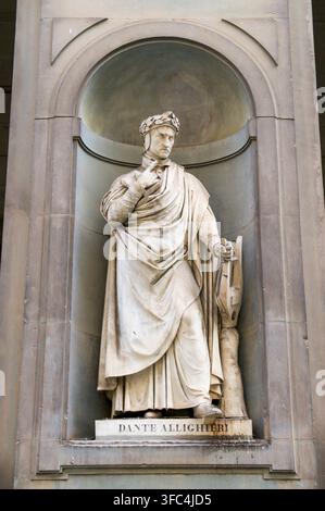 Florence, Toscane, Italie - 27 septembre 2021 : Vue frontale de la statue en marbre de Dante Alighieri sculptée par Emilio Demi dans une niche architecturale Banque D'Images