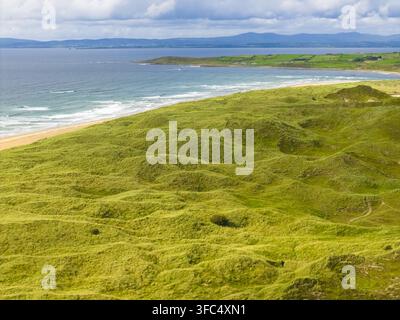 Vue aérienne des dunes de sable vert de Finner surplombant la plage de sable et l'océan Atlantique dans le comté de Donegal, Irlande. Banque D'Images
