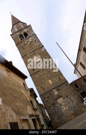 Perspective en contre-plongé regardant vers le haut la tour clocher historique en pierre de l'église Saint Servulus avec une grande horloge, située sur la place médiévale de Bu Banque D'Images