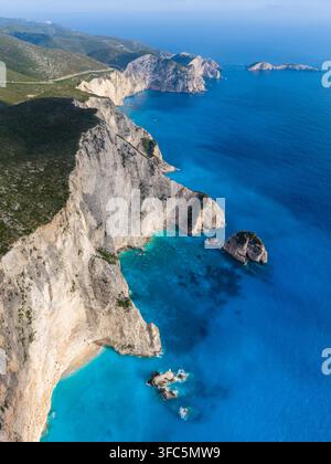 Cette vue à couper le souffle capture les falaises blanches dramatiques le long de la côte de Zakynthos, en Grèce. Les eaux turquoise contrastent magnifiquement avec le paysage rocheux, en faisant une escapade parfaite. Banque D'Images