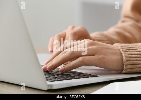 Travail à distance et apprentissage en ligne, mains de femme tapant sur un clavier d'ordinateur portable pour les affaires ou l'éducation, vue en gros plan Banque D'Images