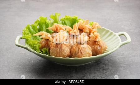 Ekado, sac d'argent traditionnel de nourriture thaïlandaise ou sac doré en entrée, wonton croustillant garni de poulet et d'œufs de caille. Banque D'Images
