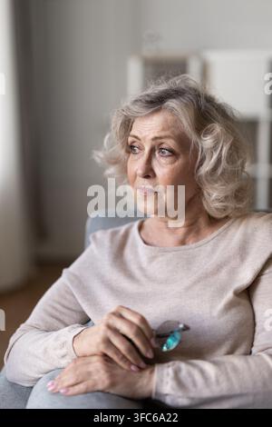 Femme senior de 70 ans réfléchissant à un problème de vie Banque D'Images