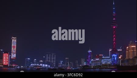 Vue panoramique époustouflante de Shanghai avec des structures emblématiques illuminées la nuit Banque D'Images