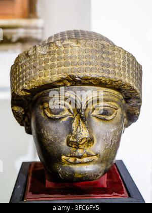 Moulage de la tête du prince Gudea, avec coiffe de la période néo-sumérienne, règne de Gudea de Lagash (2150-2125 av. J.-C.) Original en plâtre au Louvre, du sud de la Mésopotamie, Tello (Girsu) - Museo di Scultura Antica Giovanni Barracco, Rome, Italie Banque D'Images