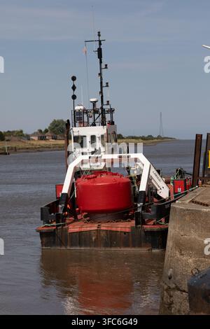 Bateau de pose de bouées Saint Edmund avec une bouée colorée à bord, Purfleet Quay, Kings Lynn, Norfolk, août 2026 Banque D'Images