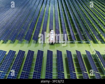 Vue aérienne du parc solaire de Sirajganj de 68 MW avec des rangées de panneaux solaires flottants installés sur l'eau à Sirajganj, division de Rajshahi, Bangladesh. Banque D'Images