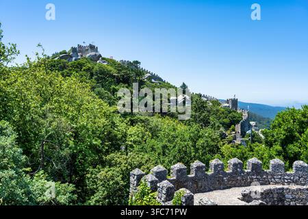 Vue du mur défensif extérieur menant à la Tour Royale du Château des Maures (Castelo dos Mouros) près de la ville de Sintra au Portugal, en Europe Banque D'Images