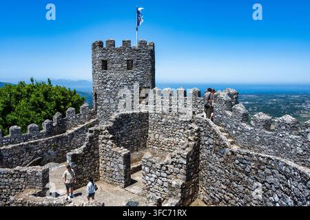 Vue du Château des Maures (Castelo dos Mouros) près de la ville de Sintra au Portugal, Europe du Sud-Ouest Banque D'Images