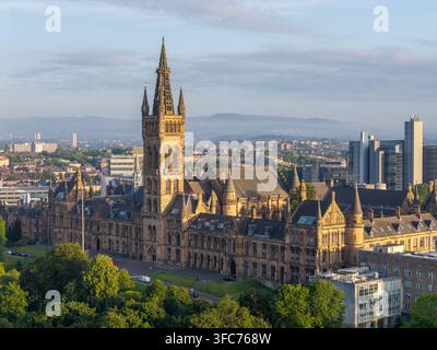 Campus de l'Université de Glasgow vu du ciel, mettant en vedette le bâtiment principal historique et la tour dans le West End de Glasgow, Écosse. Banque D'Images