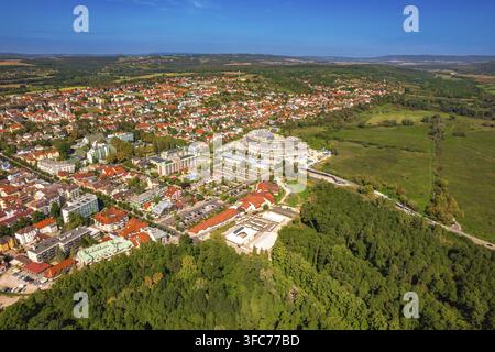 Vue aérienne drone de la ville de Heviz en Hongrie avec bains thermaux. Banque D'Images