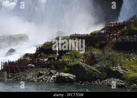 American Falls et Bridal Veil Falls, qui font partie des chutes du Niagara, entre les États-Unis et le Canada Banque D'Images