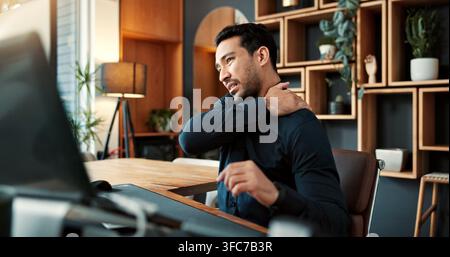 Homme d'affaires, ordinateur portable et douleurs au cou au bureau avec blessure due à une tension musculaire ou une mauvaise posture. Homme ou employé frustré avec une colonne vertébrale, une épaule ou Banque D'Images