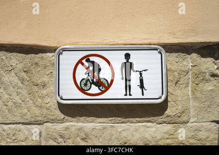 Piran, Slovénie. 26 mai 2026. Un panneau indique que le cyclisme est interdit, mais que la marche avec un vélo est autorisée Banque D'Images