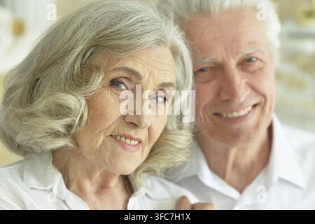 Happy senior couple posing at home Banque D'Images