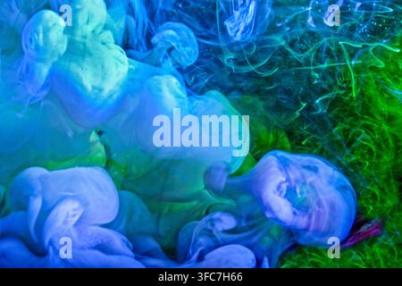 Fluides bleus et verts tourbillonnants en mouvement créant une œuvre d'art vibrante de style Van Gogh pour la science ou l'art Banque D'Images