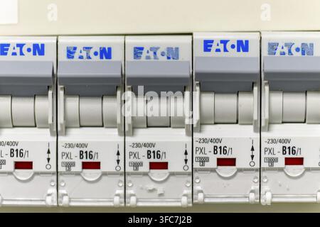 Disjoncteurs électriques alignés en rangée sur un panneau de contrôle industriel d'alimentation Banque D'Images