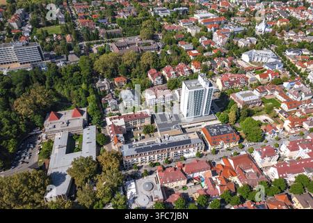 Vue aérienne drone de la ville de Heviz en Hongrie avec bains thermaux. Banque D'Images