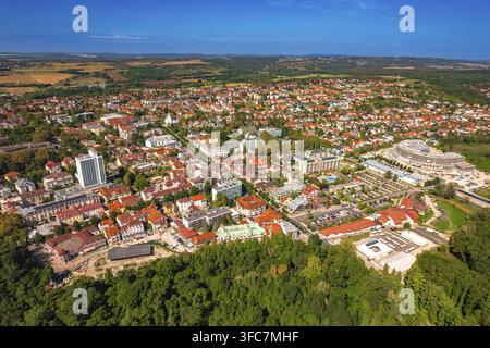 Vue aérienne drone de la ville de Heviz en Hongrie avec bains thermaux. Banque D'Images