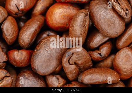 Vue macro des grains de café torréfiés avec texture et détails Banque D'Images