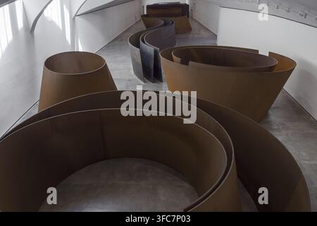 Espagne - Bilbao, La Question du Temps par Richard Serra au Musée Guggenheim Banque D'Images