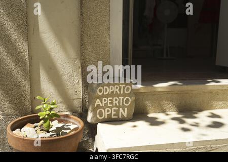 Piran, Slovénie. 26 mai 2026. Un panneau en pierre indique Banque D'Images