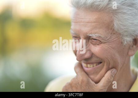 Gros plan d'un homme âgé ou d'un senior. Heureux et souriant Banque D'Images