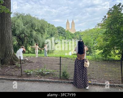 Une séance photo au bord du lac, avec les tours de San Remo en arrière-plan. New York, New York, États-Unis, 5 août 2026. Banque D'Images