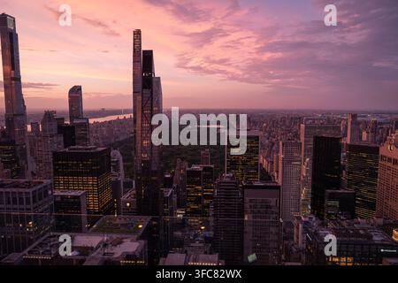 Central Park et les tours élancées de Billionaires Row au crépuscule. New York, New York, États-Unis, 17 août 2026. Banque D'Images