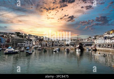 Un ciel dramatique au coucher du soleil sur le port de Brixham, Torbay, South Devon, Sud-Ouest de l'Angleterre. Banque D'Images