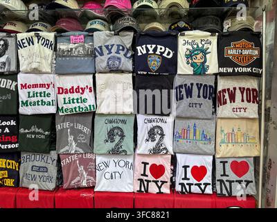 T-shirts et casquettes souvenirs exposés dans une boutique de rue à Chinatown. New York, New York, États-Unis, 8 août 2026. Banque D'Images