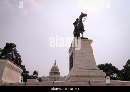 Vue en contre-plongée de la statue équestre d’Ulysses S. Grant, devant le Capitole des États-Unis. Washington, District de Columbia, États-Unis, 1 Banque D'Images