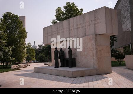 Le groupe sculpté du mémorial Dwight D. Eisenhower, avec le dôme du Capitole au loin. Washington, District de Colombie, États-Unis Banque D'Images