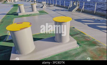 Vue rapprochée d'un bitt double en acier jaune servant d'amarrage sur le pont du navire avec de l'eau de mer bleue en arrière-plan par une journée calme et ensoleillée, photo horizontale en stock. Banque D'Images