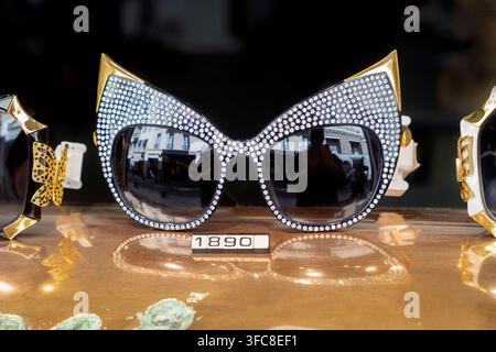 Lunettes de soleil à strass à vendre dans une vitrine d'opticien, Cannes, Provence, France, Europe Banque D'Images