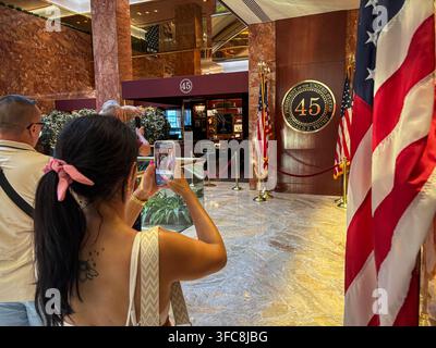 Un visiteur photographie le sceau présidentiel marquant le premier mandat de Donald Trump, à l'entrée du bar 45 Wine and Whiskey dans le Trump Tower. New York Banque D'Images