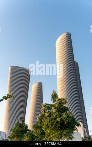 Lusail City, Qatar - 25 novembre 2025 : Vue verticale à faible angle des modernes tours torsadées de Lusail Plaza à Qatar, conçues par Foster + Partners. Banque D'Images