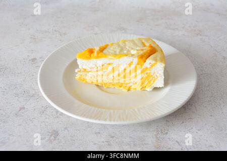 Tranche de cheesecake tourbillonnant à la citrouille dans une assiette Banque D'Images