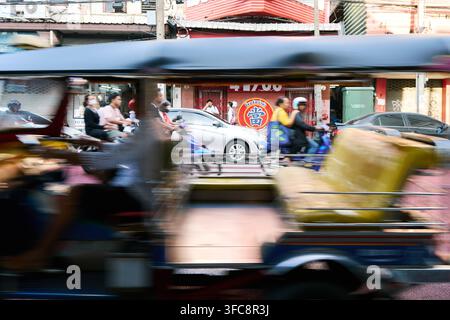 Trafic matinal chargé sur la rue Si Lom à Bangkok, Thaïlande, capturé avec une vitesse d'obturation lente et une flou de mouvement. Banque D'Images