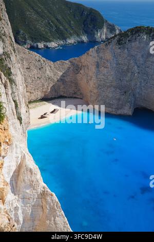 Plage de Navagio à Zakynthos vue du bateau sur l'épave avec une eau très belle et du sable blanc Banque D'Images