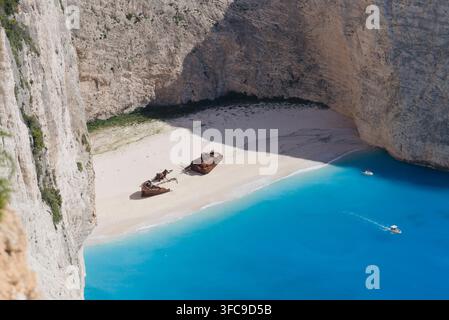 Plage de Navagio à Zakynthos vue du bateau sur l'épave avec une eau très belle et du sable blanc Banque D'Images