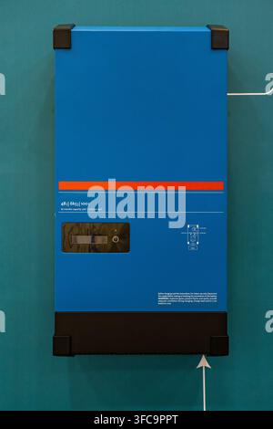 Onduleur d'alimentation résidentiel moderne et unité de secours par batterie avec affichage numérique, équipement de conversion d'énergie électronique pour l'alimentation électrique domestique Banque D'Images