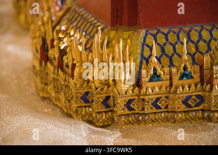 Gros plan d'une décoration restaurée ornée sur une barge royale traditionnelle thaïlandaise, présentant des ornements dorés complexes, des motifs en mosaïque bleue et traditionnels Banque D'Images