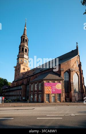 Tour et flèche de l’église Sainte-Catherine, Hauptkirche St. Katharinen, s’élevant au-dessus des arbres dans le centre de Hambourg. Banque D'Images