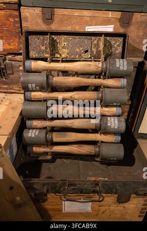 Merzing, Allemagne - 3 août 25 : Exposition de munitions d'entraînement en forme de grenades à bâton et de boîtes de rangement à l'intérieur du musée du bunker B-Werk de Besseringen en Sarre, Ge Banque D'Images