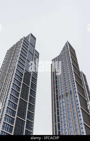 Vue en contre-plongée des tours de bureaux contemporaines Banque D'Images